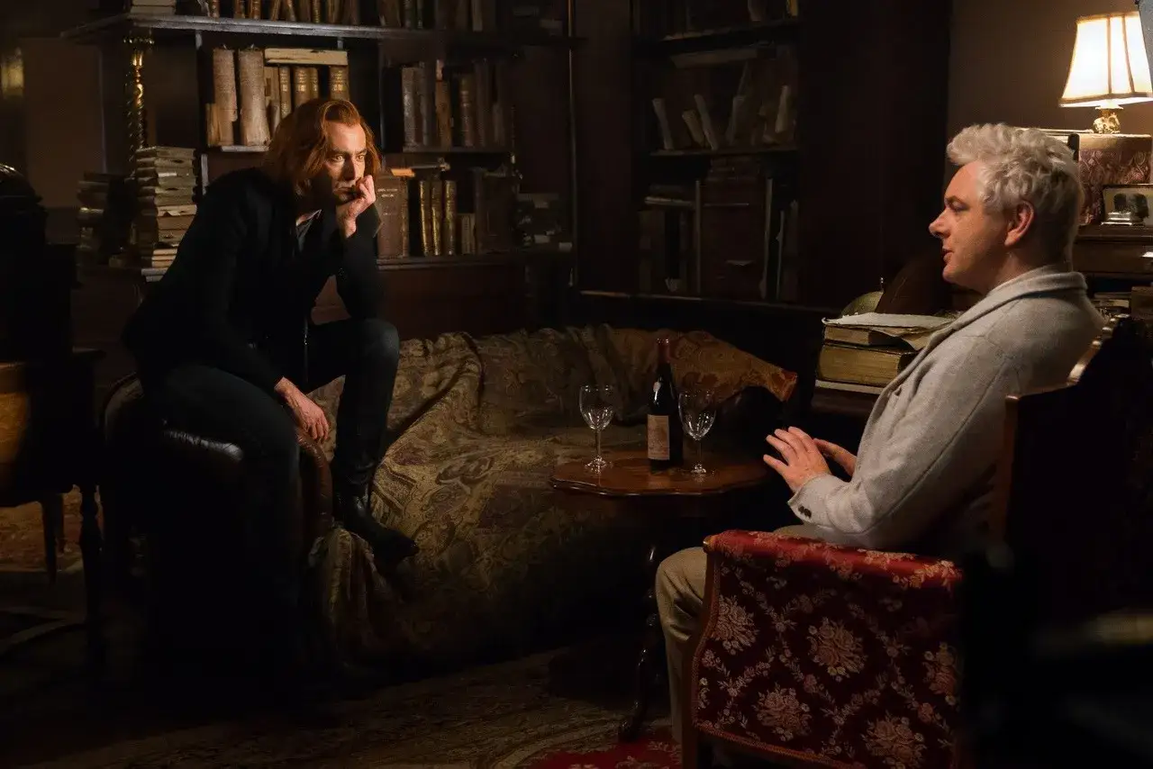 Due angeli discutono in una biblioteca. La scena è perfetta per una recensione di Good Omens.