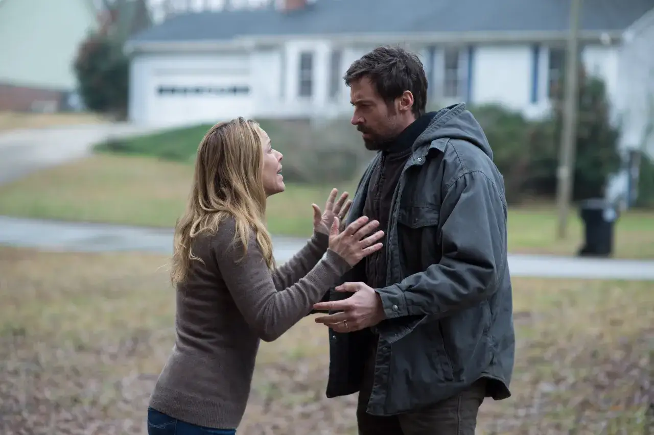 La disperazione sul volto di una donna che implora un uomo, parte del cast di Prisoners, in un momento di tensione.