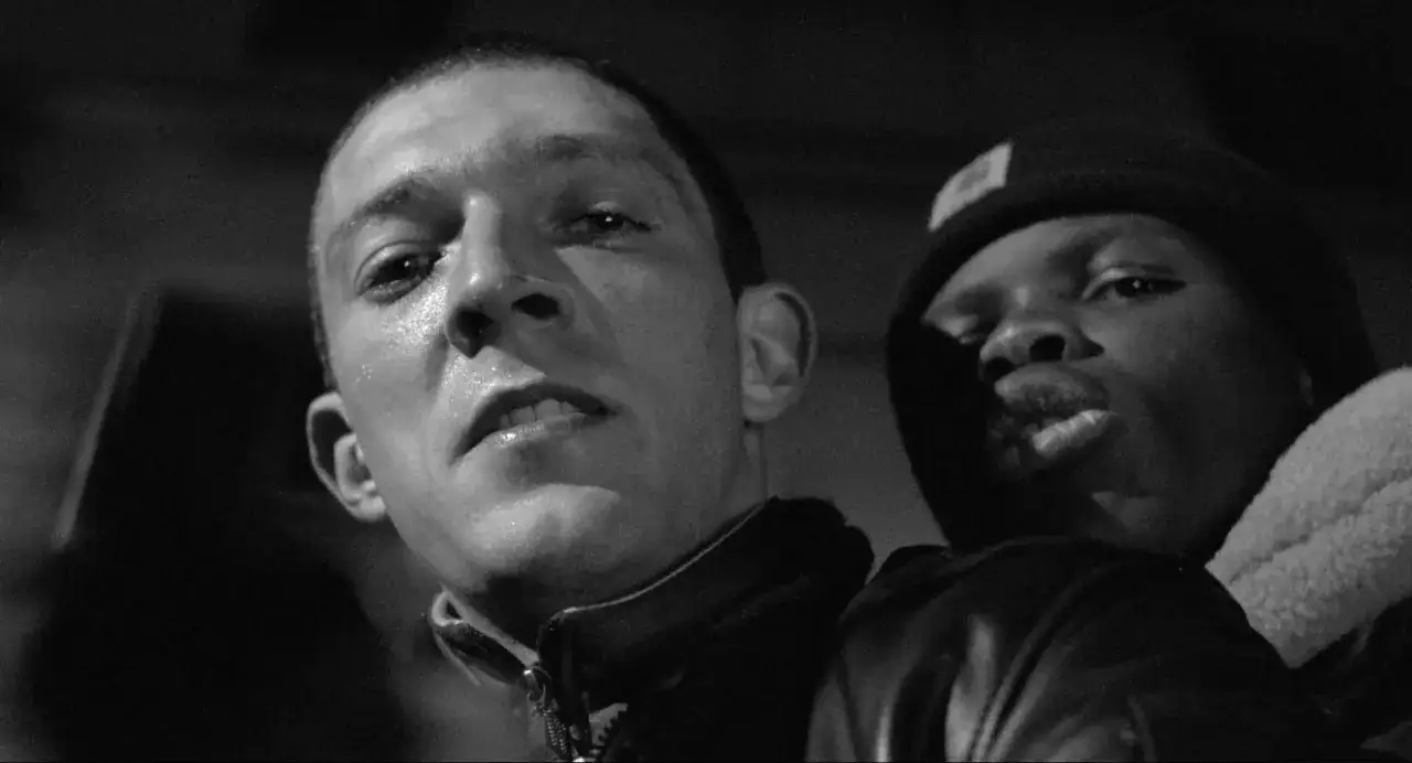 Vince Cassel e un giovane con un cappellino, primi piani intensi. Le loro espressioni potrebbero suscitare l'odio recensioni.