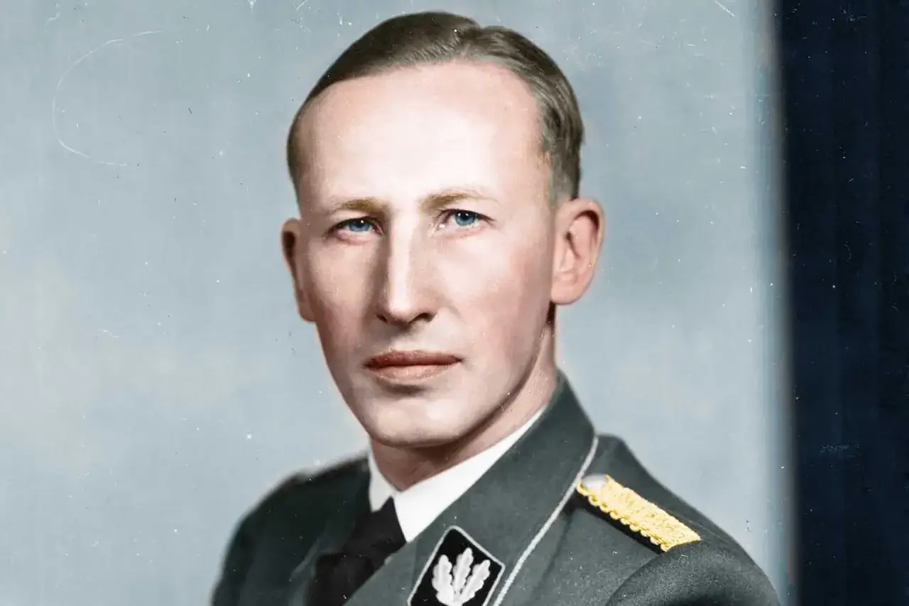 Ritratto di un uomo con uniforme militare, occhi azzurri penetranti. L'uomo dal cuore di ferro come finisce, un'ombra sul suo volto.