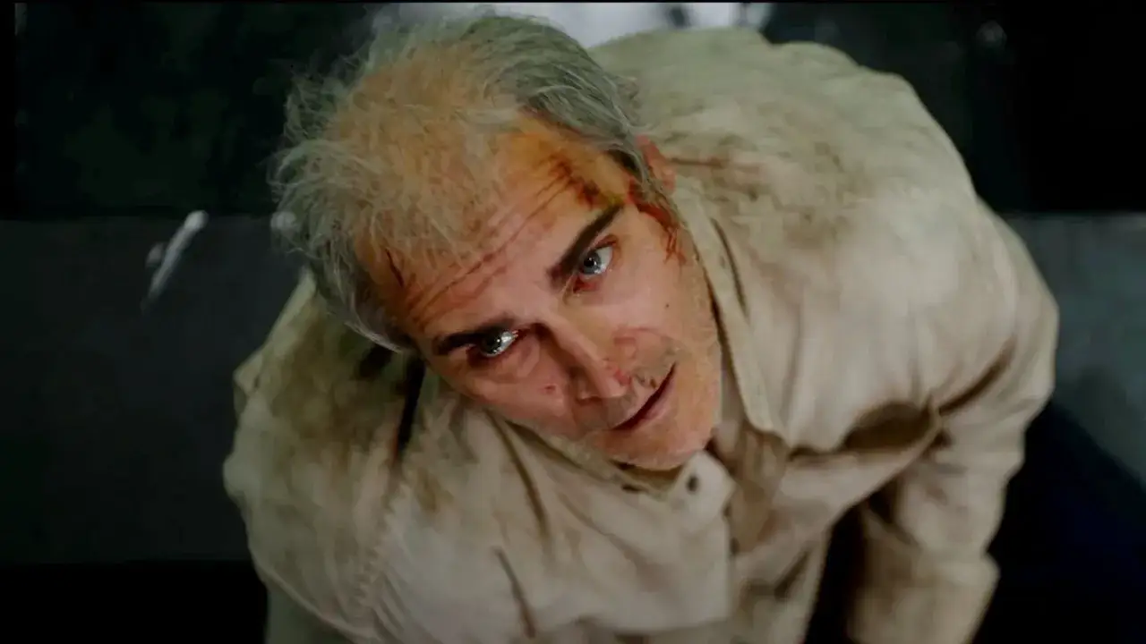 Un uomo con capelli grigi e ferite sul viso guarda in alto con espressione spaventata. La sua camicia è sporca. Beau ha paura, spiegazione visiva della sua angoscia.