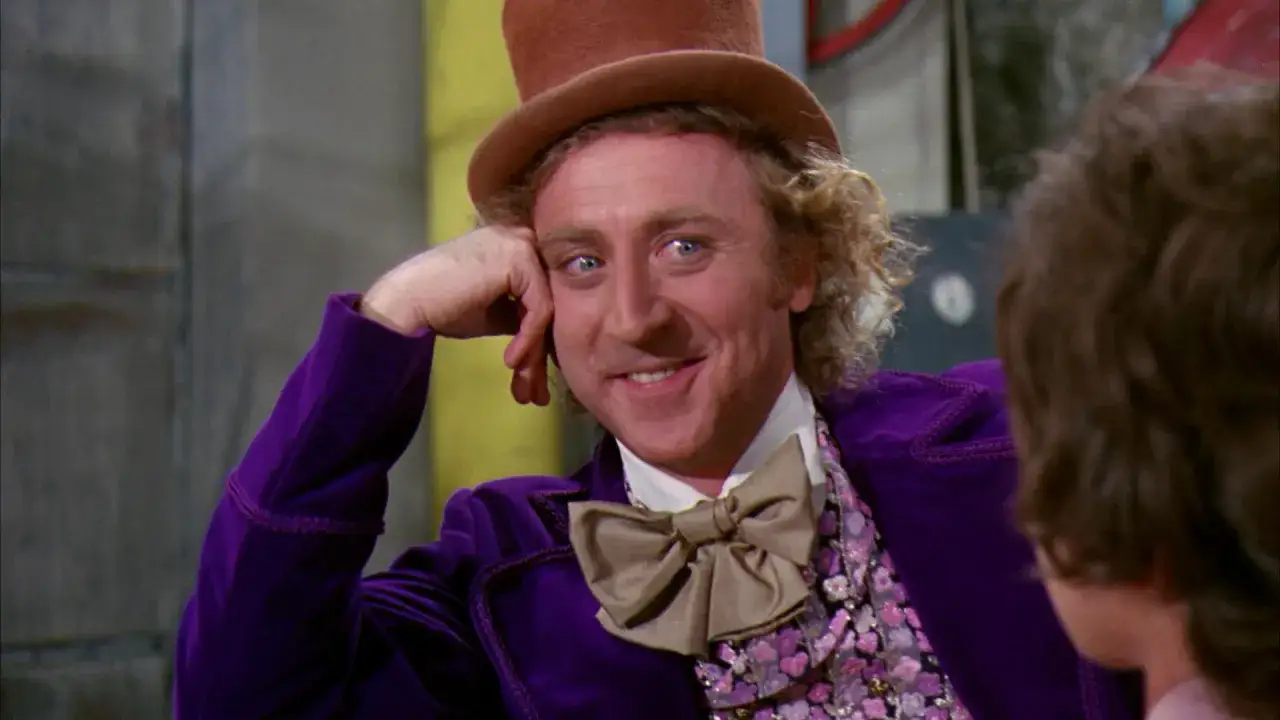 Willy Wonka, icona del meme film, con il suo sorriso enigmatico e il cappello a cilindro.