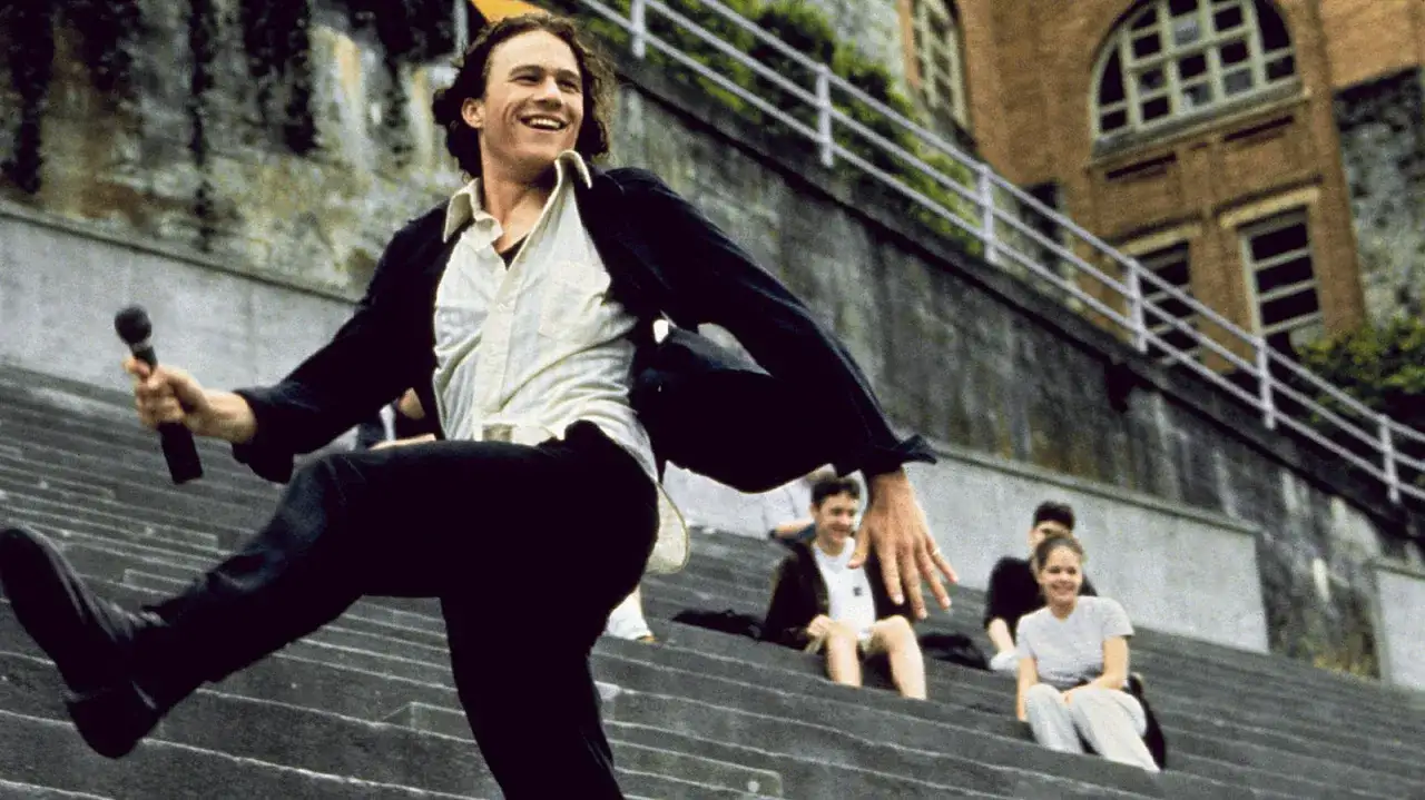 Heath Ledger canta su una gradinata, scena iconica di