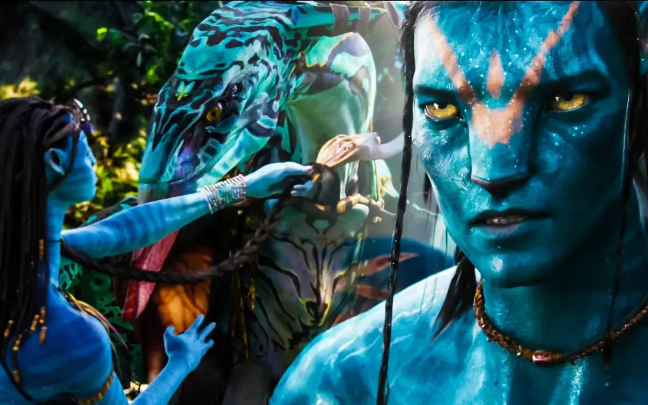 Un avatar Na'vi, con il suo significato filosofico di connessione e identit&agrave;, interagisce con una creatura aliena e un altro Na'vi.