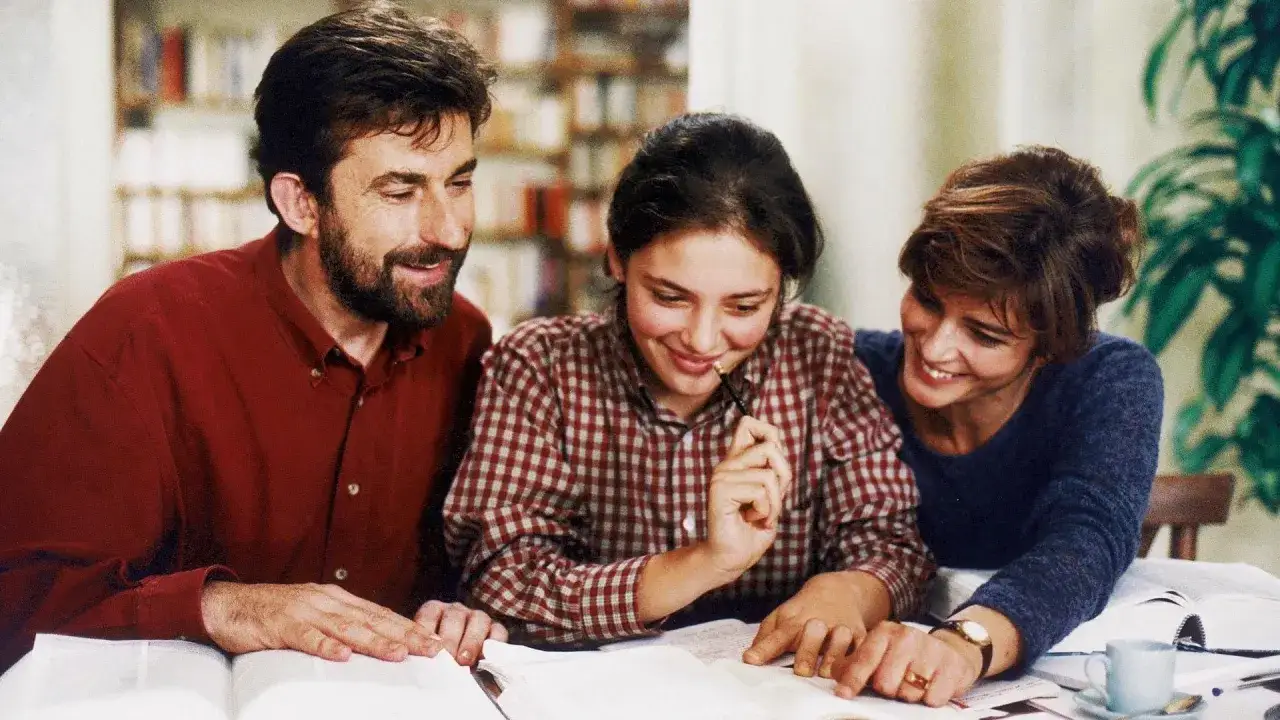 Un padre e una madre aiutano la figlia a studiare, creando un'atmosfera serena nella stanza del figlio trama.