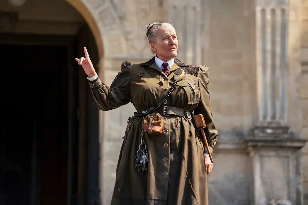 La preside Matilde, con la sua uniforme militare e un megafono, sembra pronta a dare ordini. Matilde sei mitica preside!