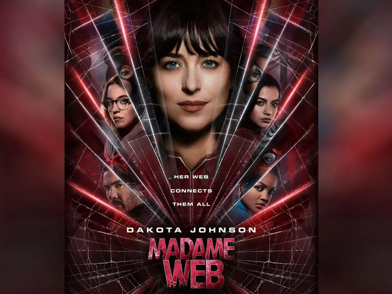 Poster di Madame Web con Dakota Johnson e altre attrici, con ragnatele rosse. Le recensioni del film sono attese.