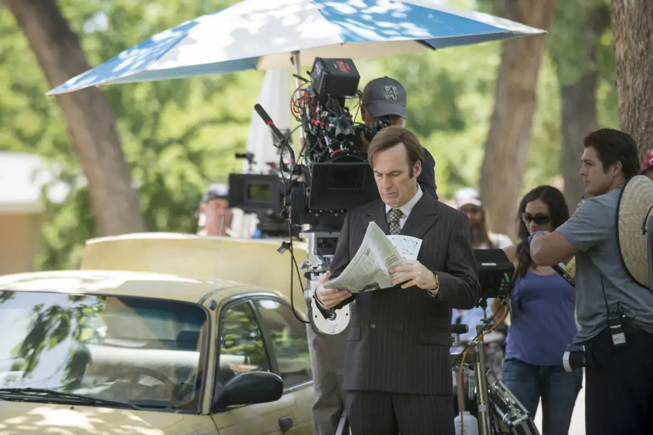 Bob Odenkirk legge un giornale sul set di Better Call Saul. Una recensione della serie che non delude.