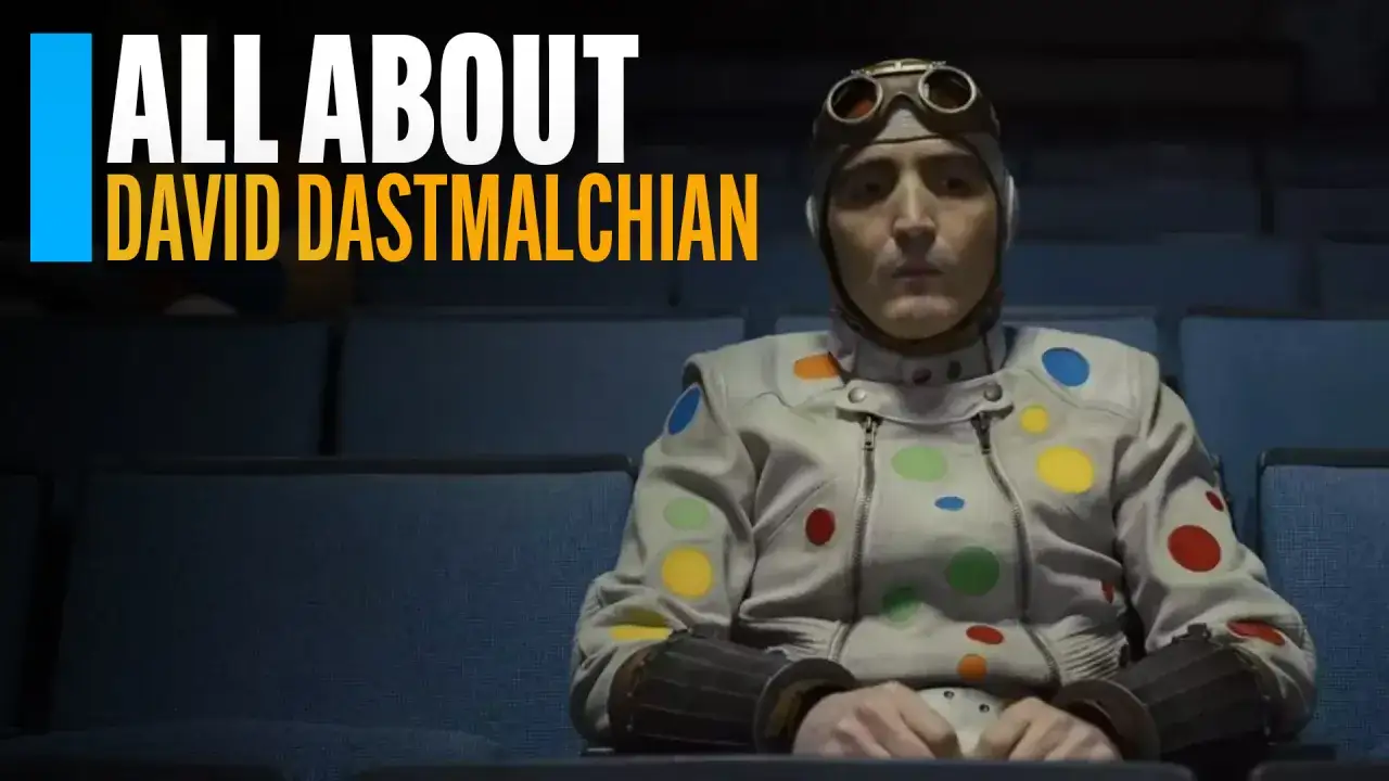 David Dastmalchian in un costume a pois colorati, seduto in un cinema. Un'anteprima dei suoi programmi TV.