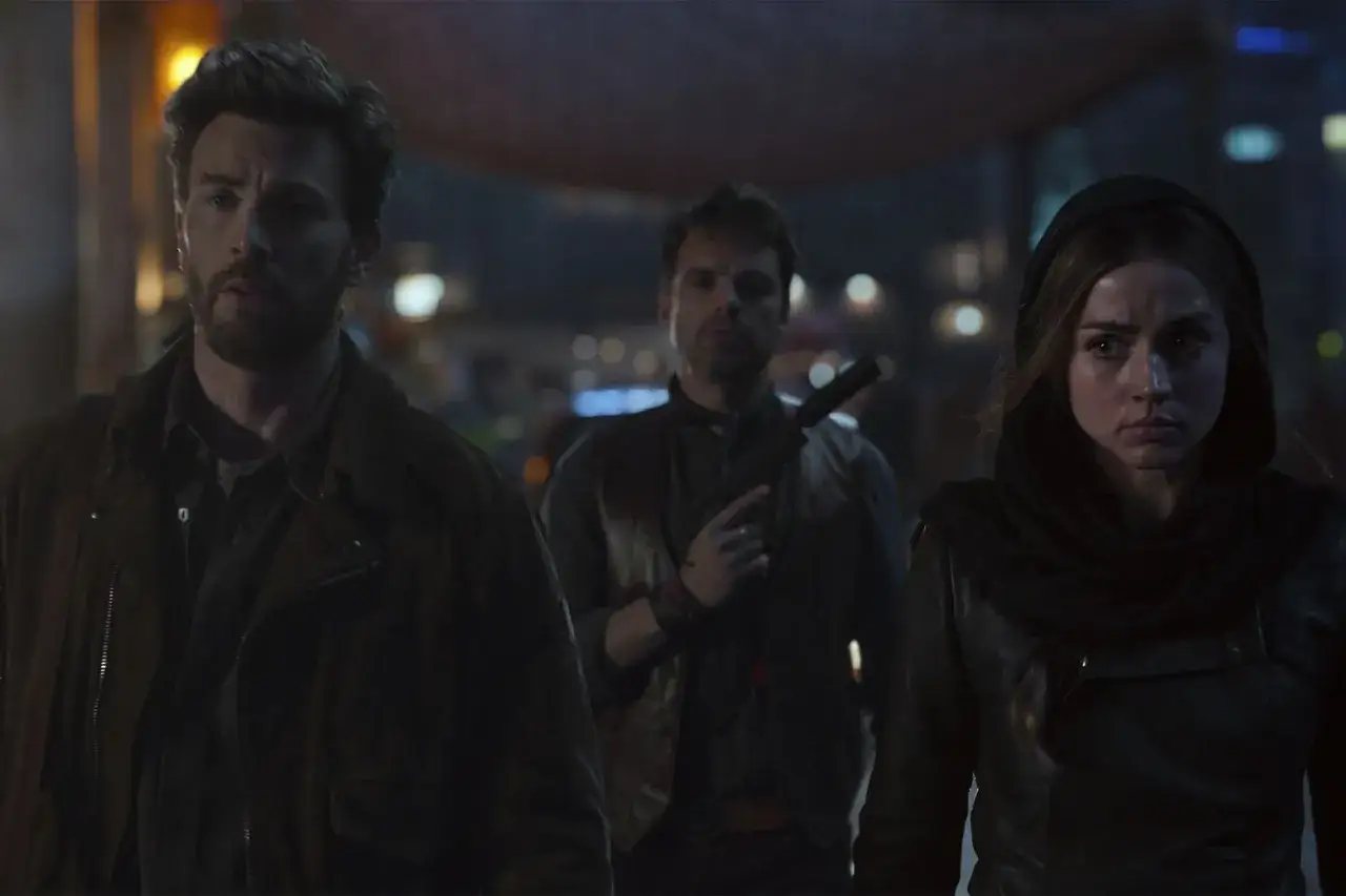 Il cast di Ghosted: Chris Evans, Sebastian Stan e Ana de Armas camminano in un'ambientazione notturna, pronti per l'azione.