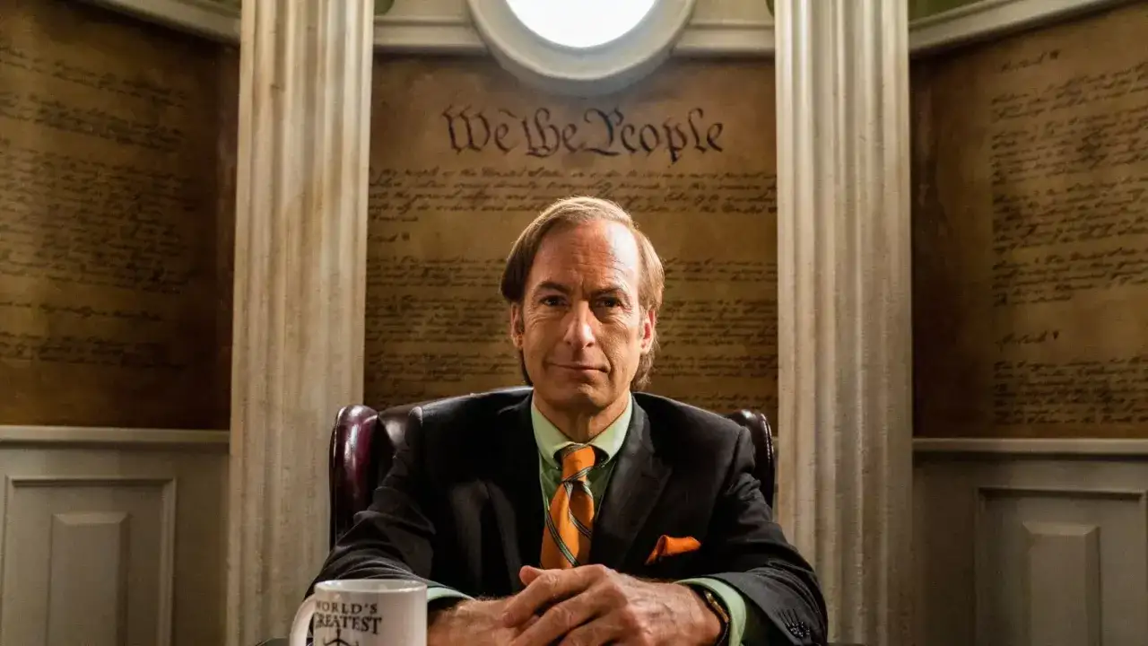 Saul Goodman, con la Costituzione americana alle spalle, incarna il better call saul significato: un avvocato che naviga le zone grigie della legge.