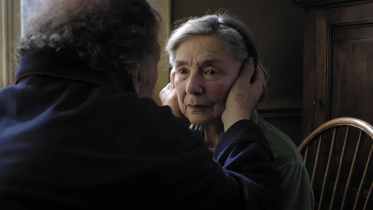 Un uomo accarezza il viso di una donna anziana. Un'immagine che evoca le recensioni di