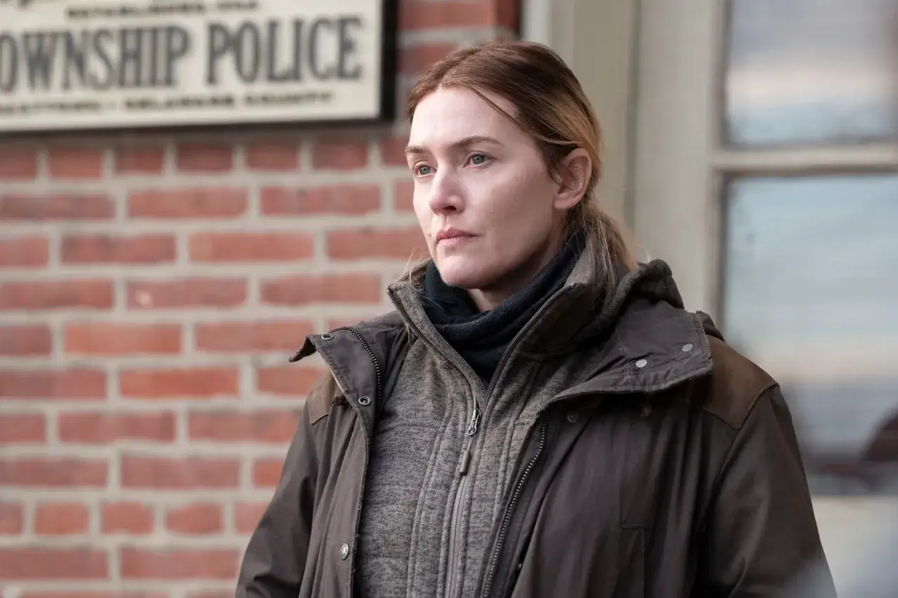 Kate Winslet indaga su un omicidio a Easttown. Le recensioni lodano la sua interpretazione intensa.