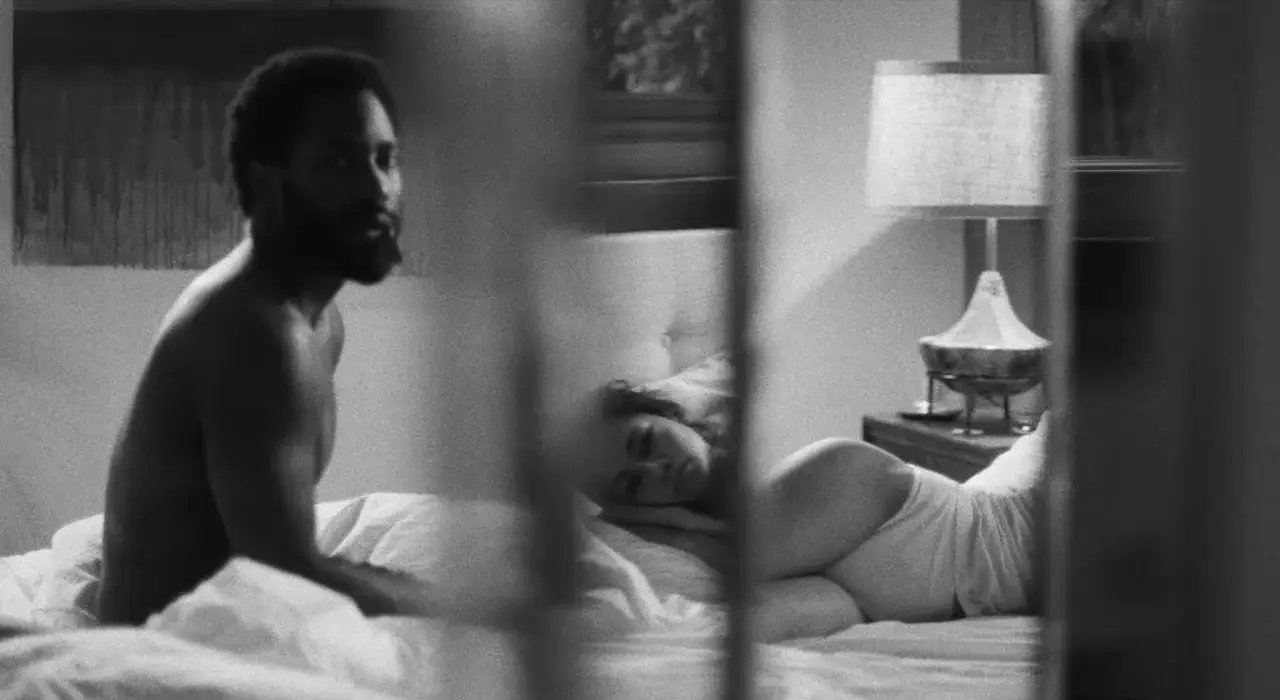 Malcolm e Marie: un uomo e una donna a letto, riflessi in uno specchio. La loro intimità e le tensioni del loro rapporto sono il significato del film.