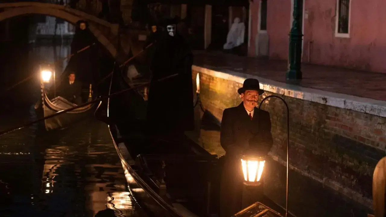 Gondola notturna a Venezia, con figure mascherate e un uomo con cappello e lanterna. Atmosfera da