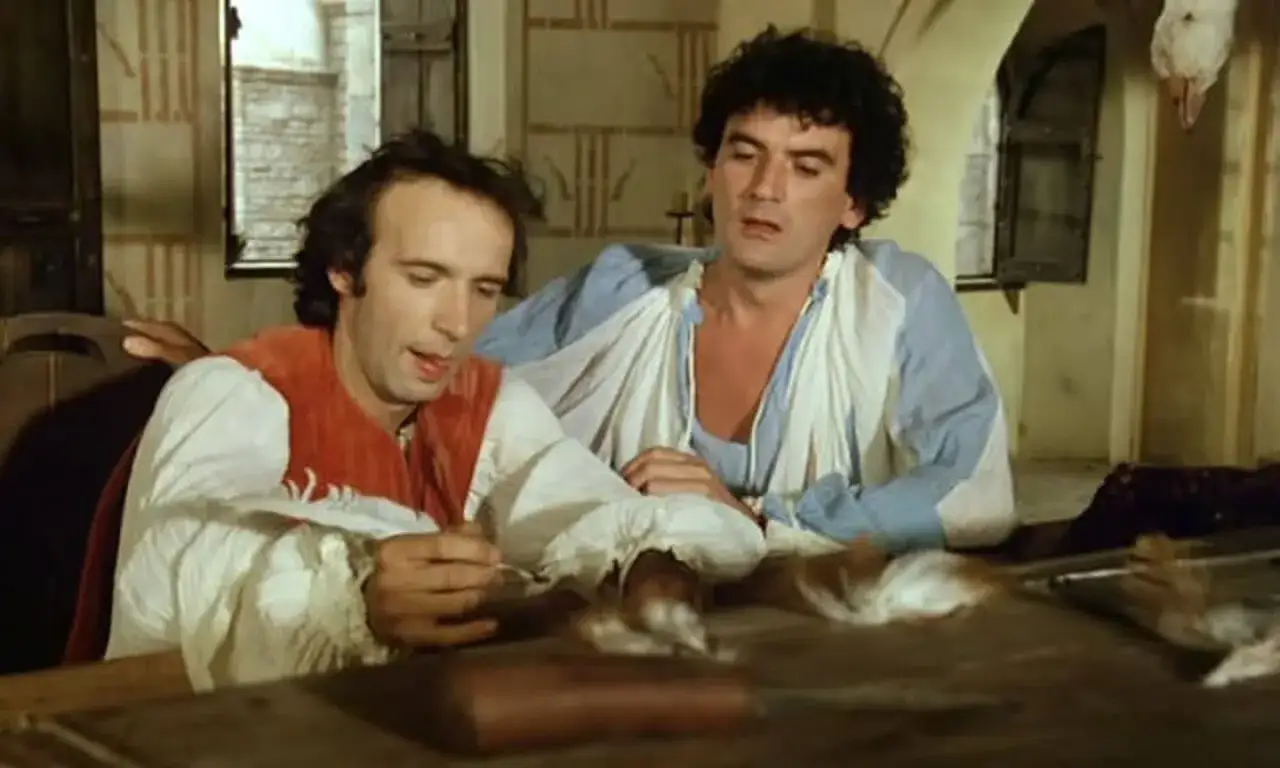 Due uomini con abiti storici, uno scrive, l'altro guarda. Un'oca pende dall'alto. Ricorda il film