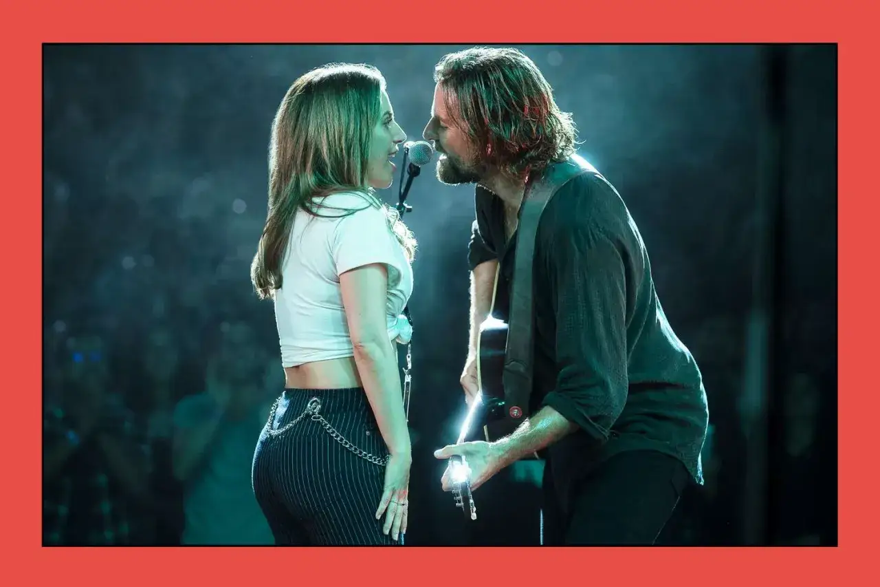 Lady Gaga e Bradley Cooper cantano insieme, un momento intenso che ricorda come finisce A Star Is Born, tra luci e folla.