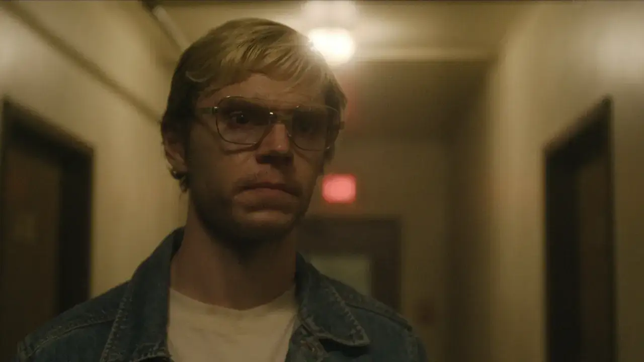 Evan Peters nei panni di Jeffrey Dahmer nel cast di