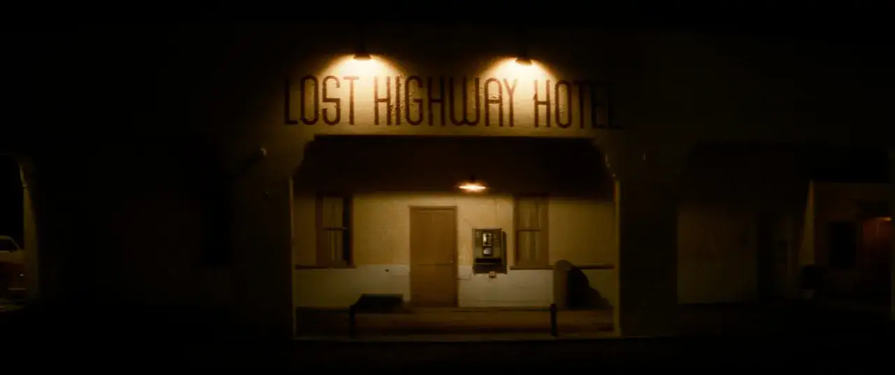 Un hotel isolato di notte, con il nome 