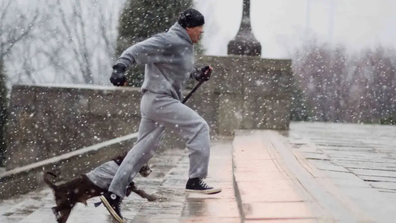 Rocky Balboa, dopo un incontro, corre sotto la neve con il suo cane, allenandosi senza sosta.