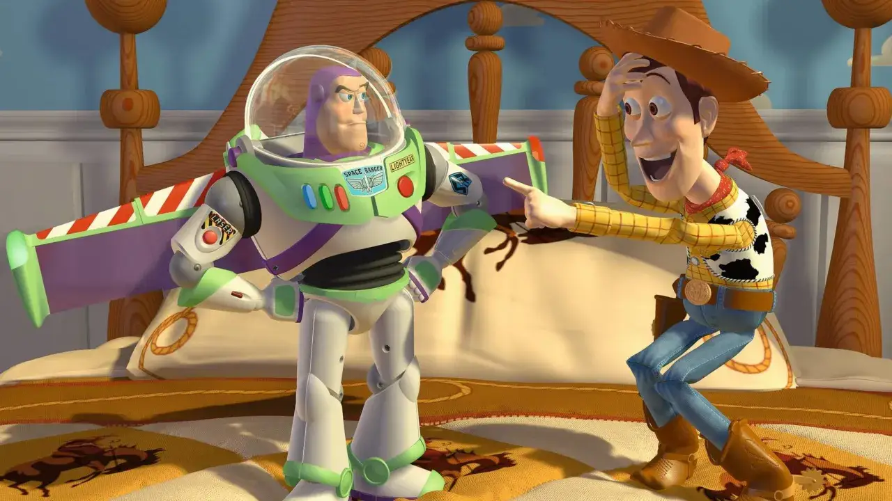 Woody e Buzz Lightyear, coppie di amici inseparabili cartoni, ridono sul letto.