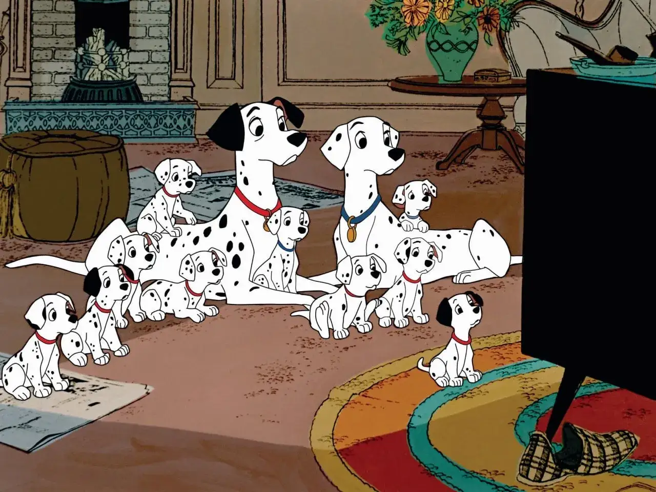 I cuccioli dalmati, tra cui Pongo e Perdy, guardano la TV.