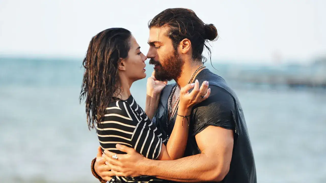 Coppia innamorata sulla spiaggia, un momento romantico che ricorda le più belle serie turche.