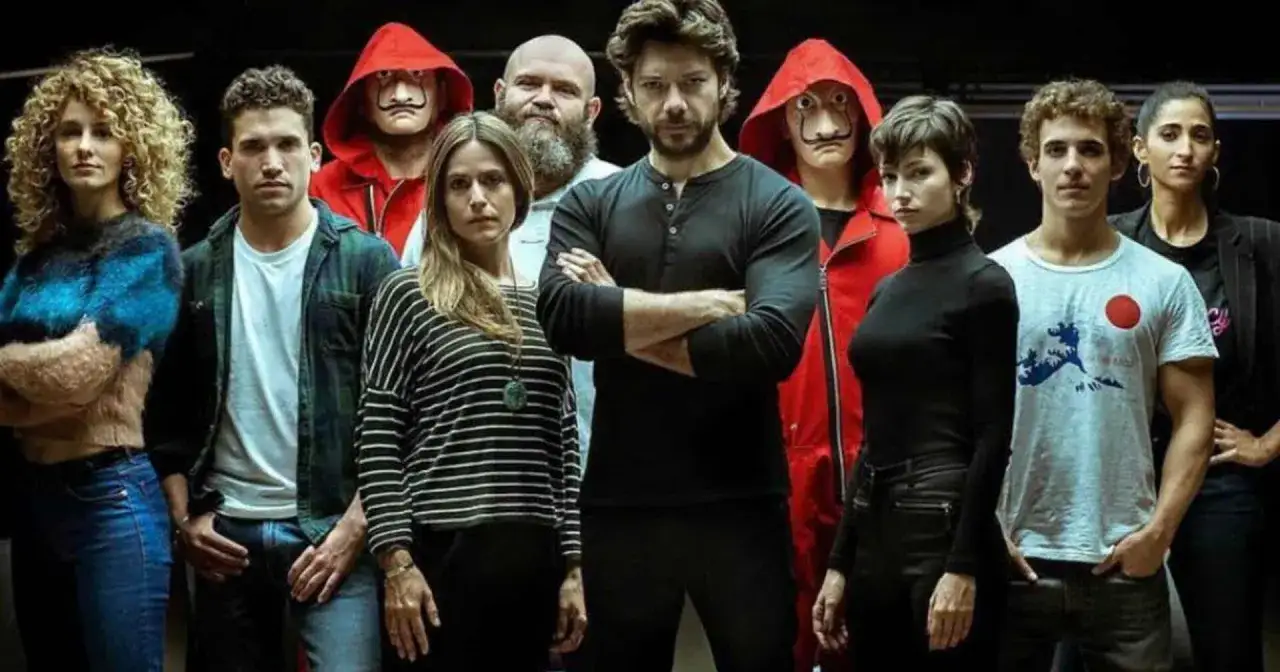 Il cast de La casa di carta 4, con il Professore al centro, pronto per un nuovo colpo.