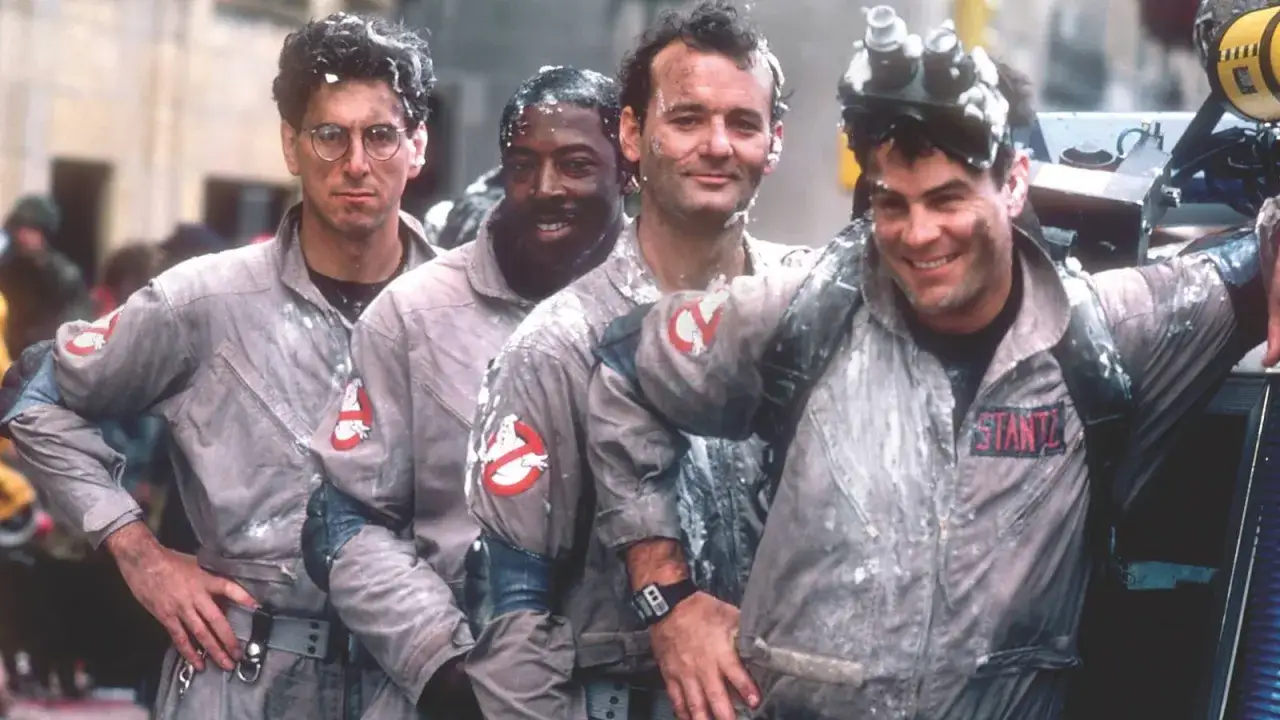 Dan Aykroyd e i suoi colleghi Ghostbusters, coperti di slime, sorridono dopo una caccia ai fantasmi.