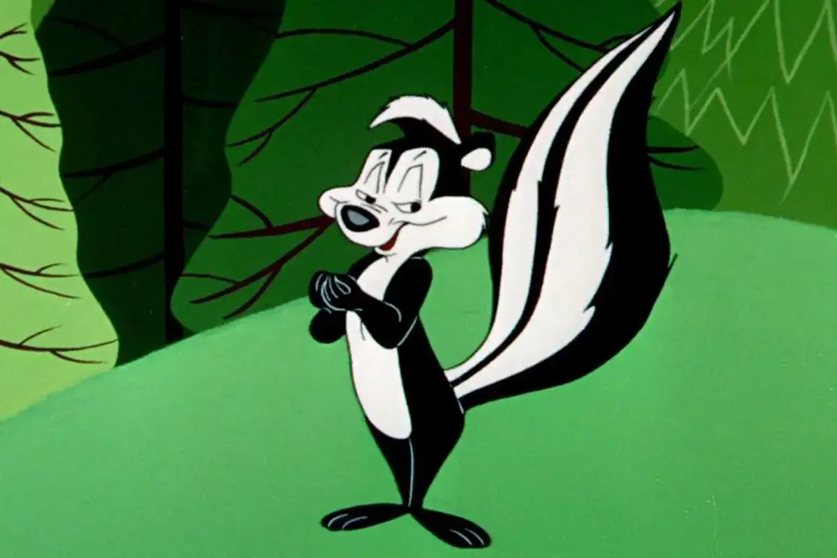 Pep&egrave; la puzzola, con la sua folta coda a strisce, si pavoneggia in un prato verde, pronto a conquistare.