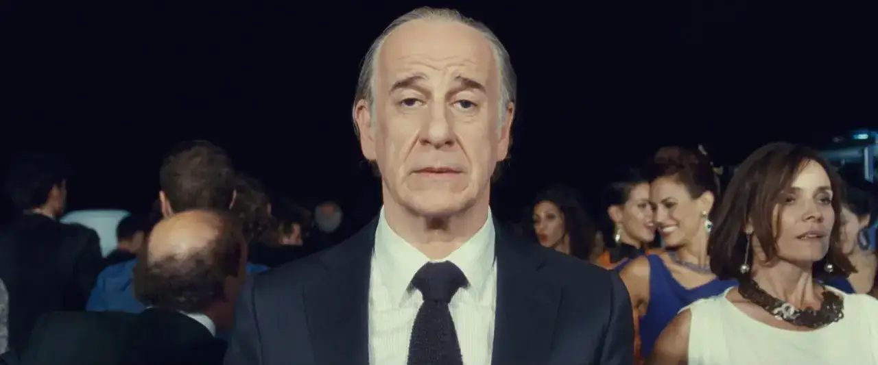 Toni Servillo, protagonista di alcuni dei film più belli, in un evento mondano.