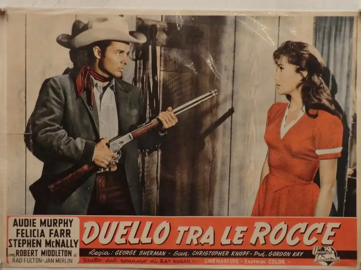Un cowboy punta un fucile a una donna in abito rosso. Ricorda le frasi western famose che riecheggiano in questo duello.