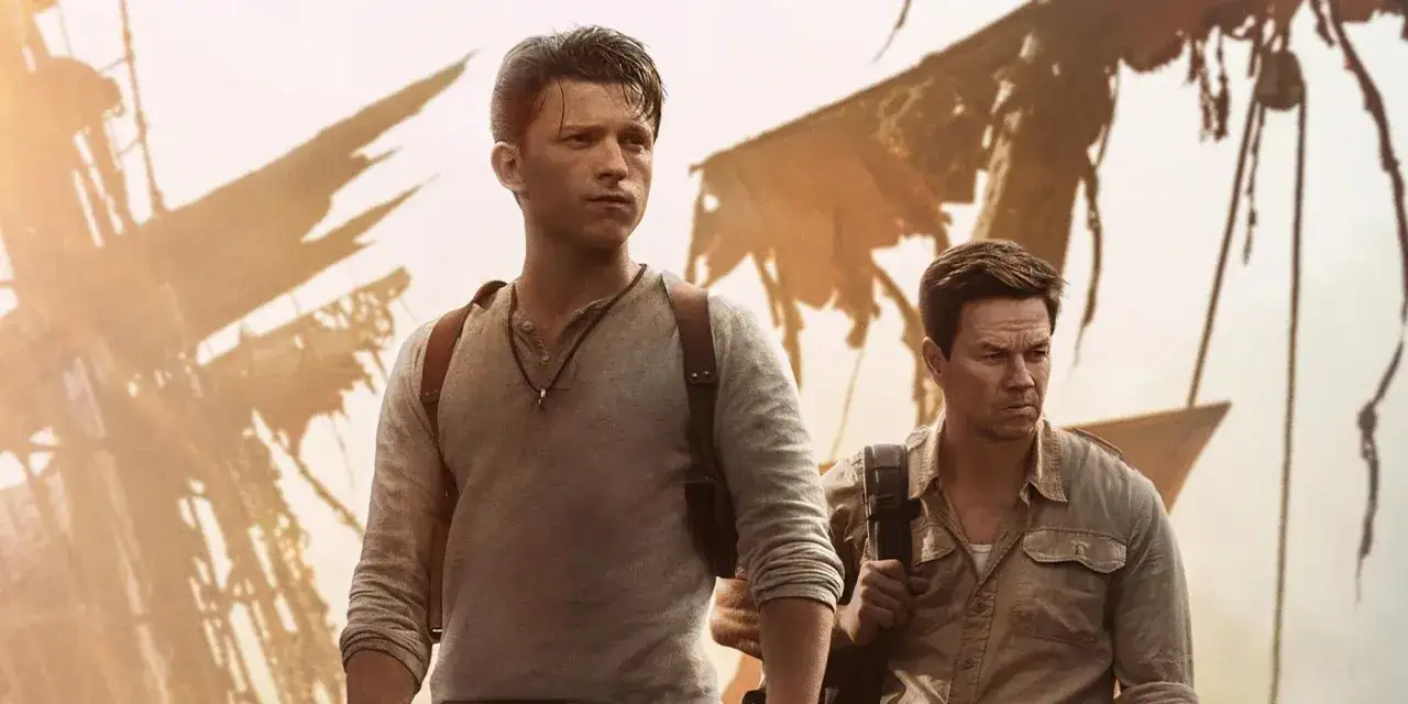 Tom Holland e Mark Wahlberg in Uncharted. Le recensioni del film lodano l'azione e l'avventura.