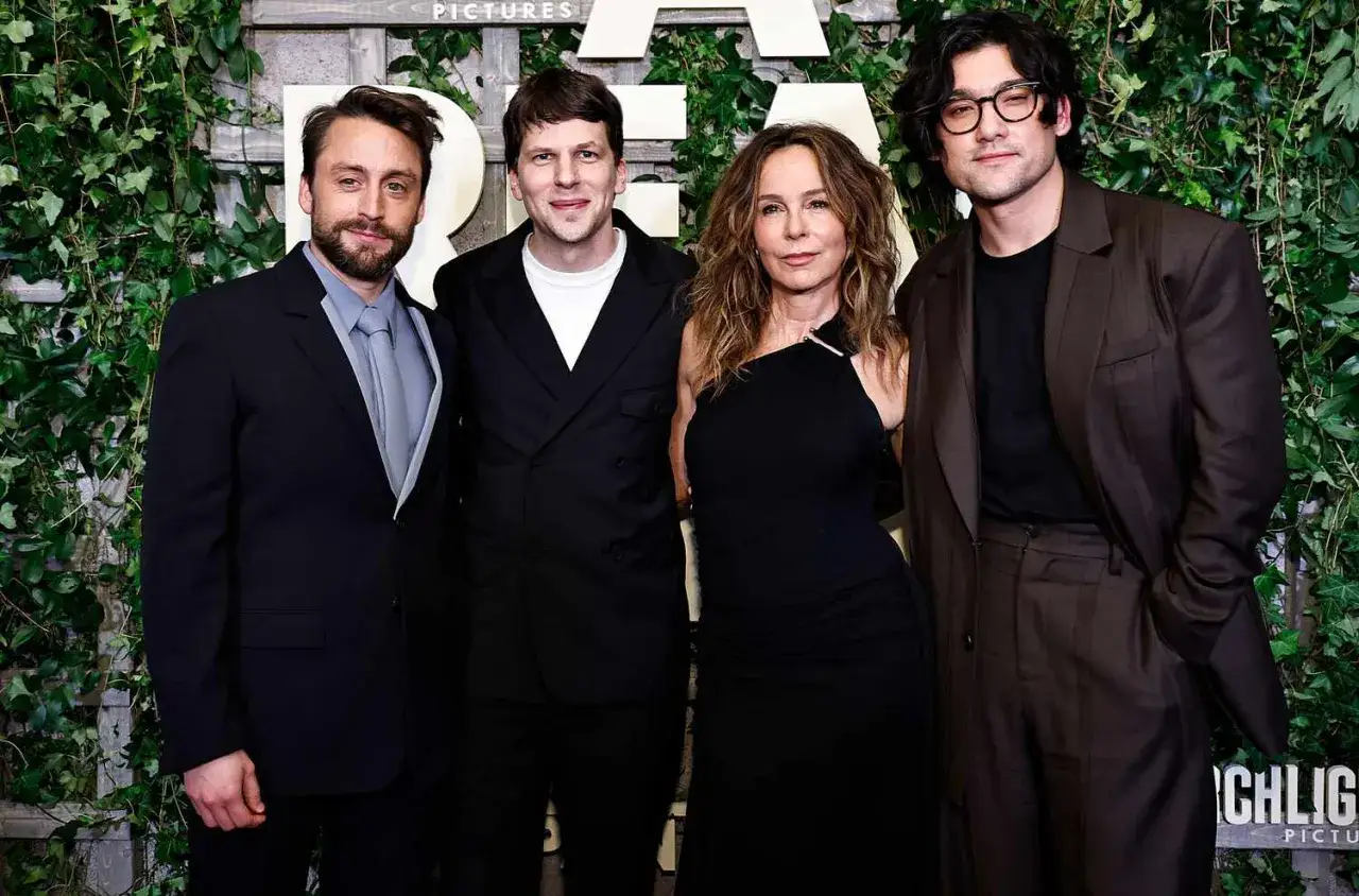 Il cast di un film di Jesse Eisenberg posa sorridente.