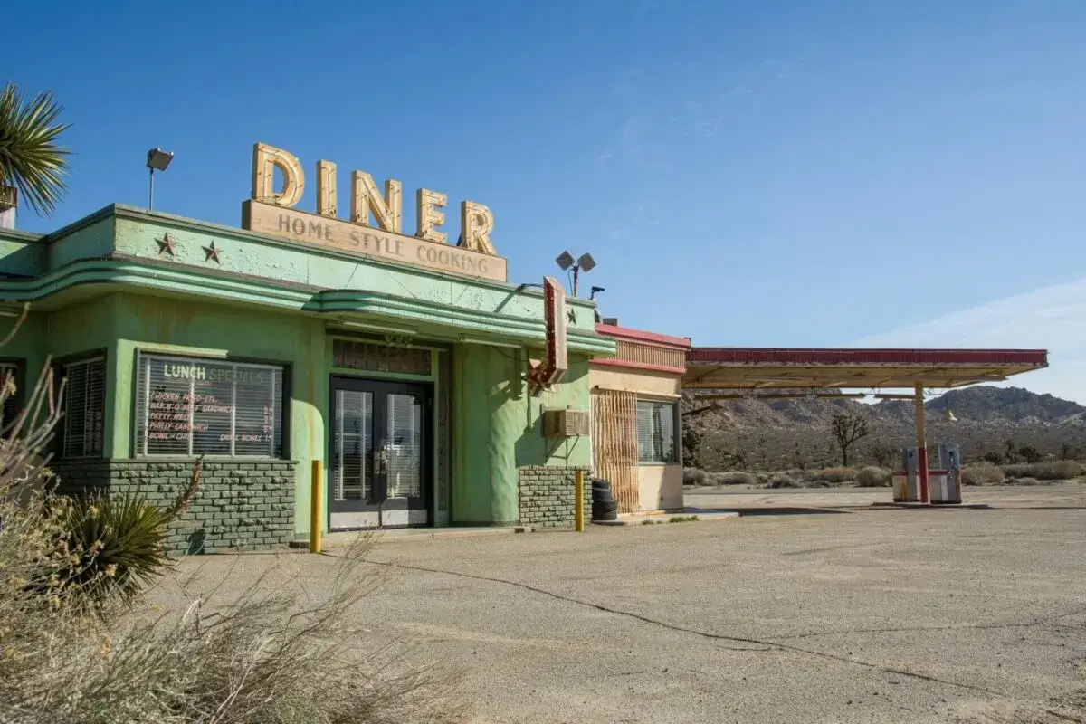Un diner in stile retrò nel deserto, con insegna