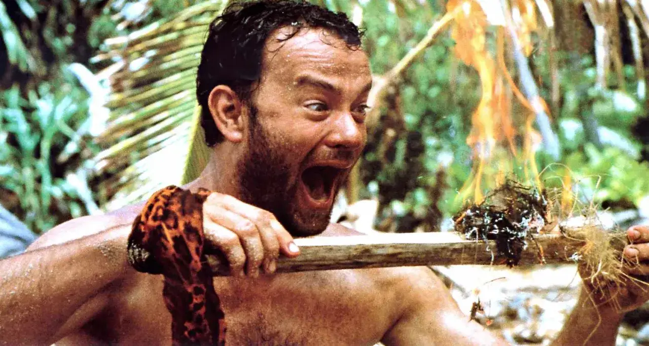 Un naufrago, con la cast away curiosità negli occhi, accende un fuoco su un'isola deserta.