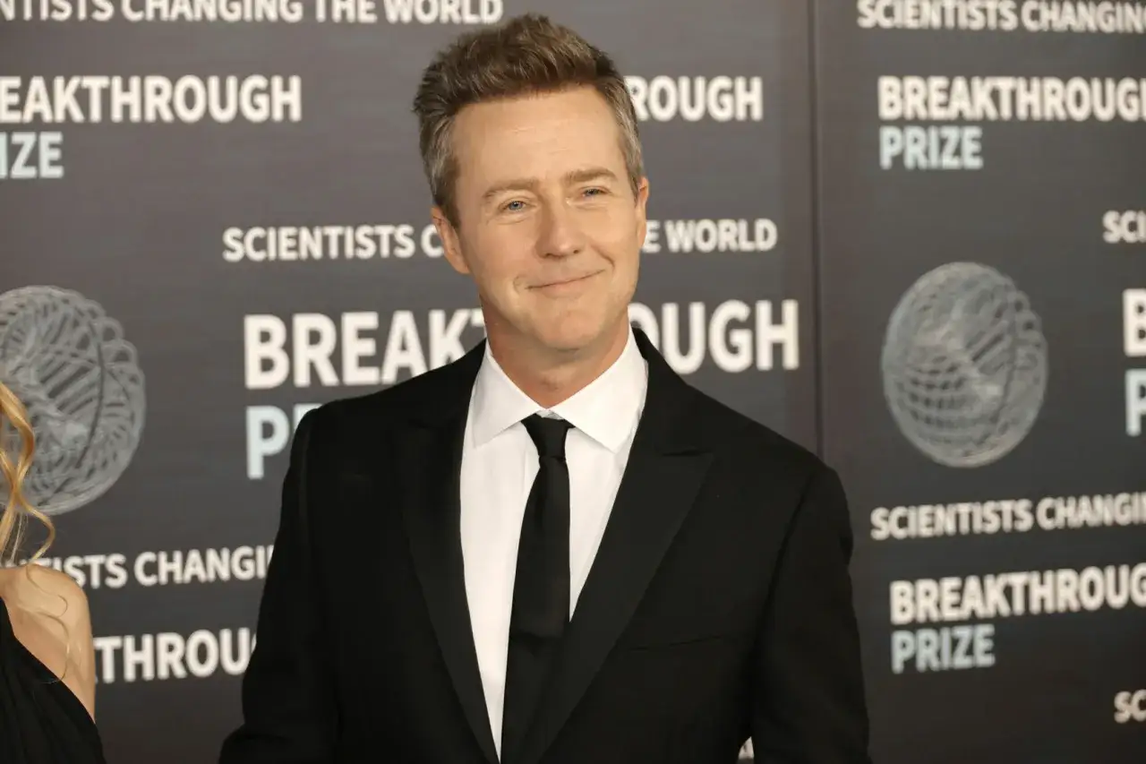 Edward Norton oggi, sorridente e impeccabile in smoking, sul red carpet del Breakthrough Prize.