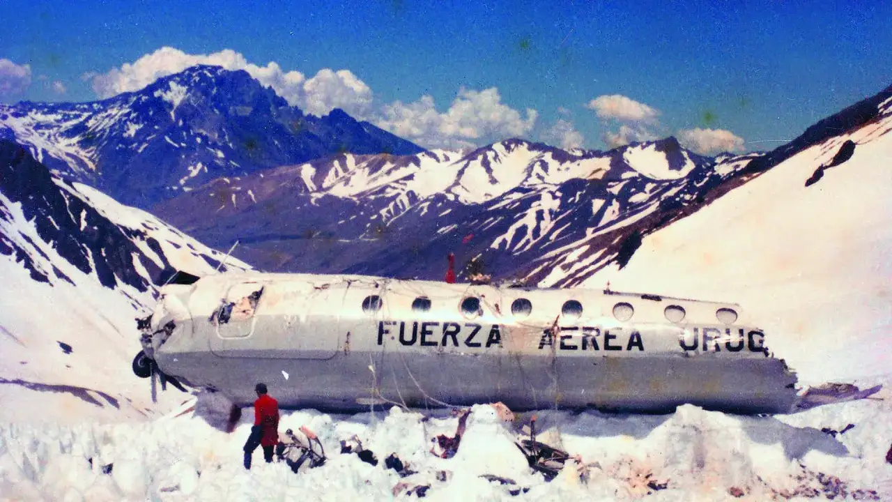 Aereo della Fuerza Aerea Urug in mezzo alla neve. Un uomo in giacca rossa si avvicina. Le recensioni sulla società della neve sono drammatiche.