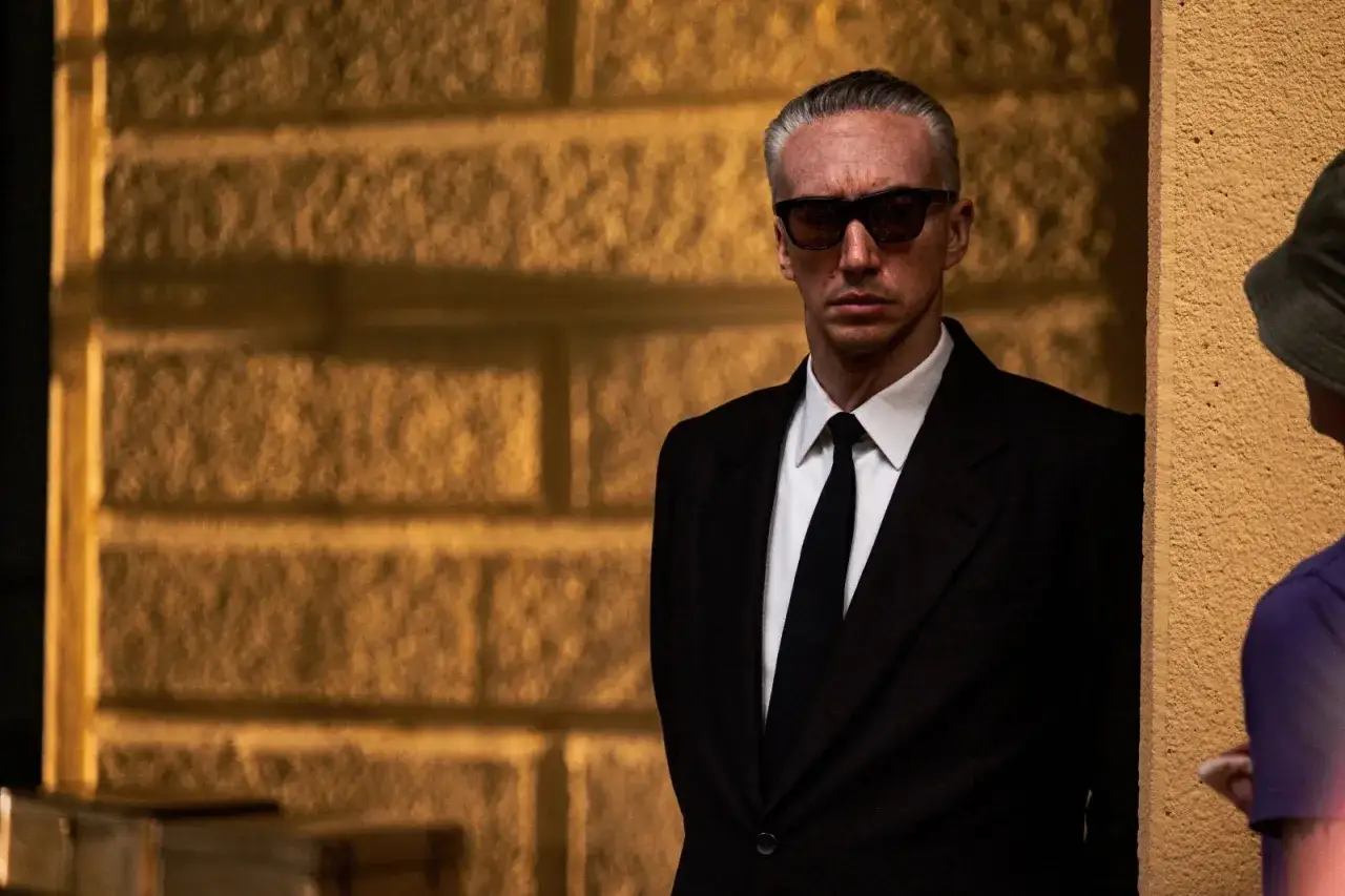 Enzo Ferrari (film) recensioni: Adam Driver, impeccabile in abito scuro, occhiali da sole e capelli grigi, incarna la tensione del biopic.