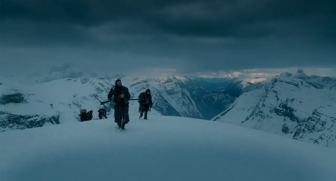 Uomini in un paesaggio innevato, un'immagine che evoca le dure recensioni di 