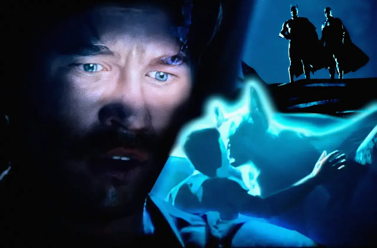 Primo piano di un uomo con occhi azzurri intensi, sovrapposto a scene di Batman Forever, con silhouette di Batman e Robin e una figura eterea.