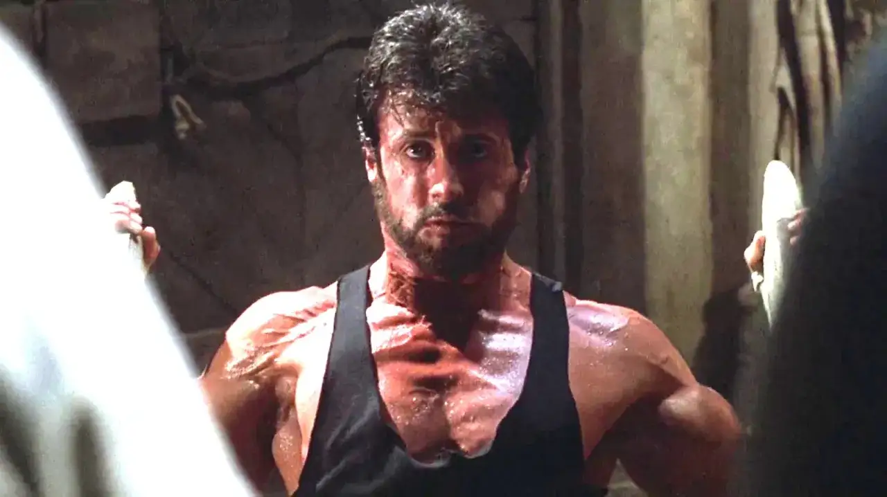 Rocky Balboa oggi, sudato e con un'espressione determinata, pronto a combattere.
