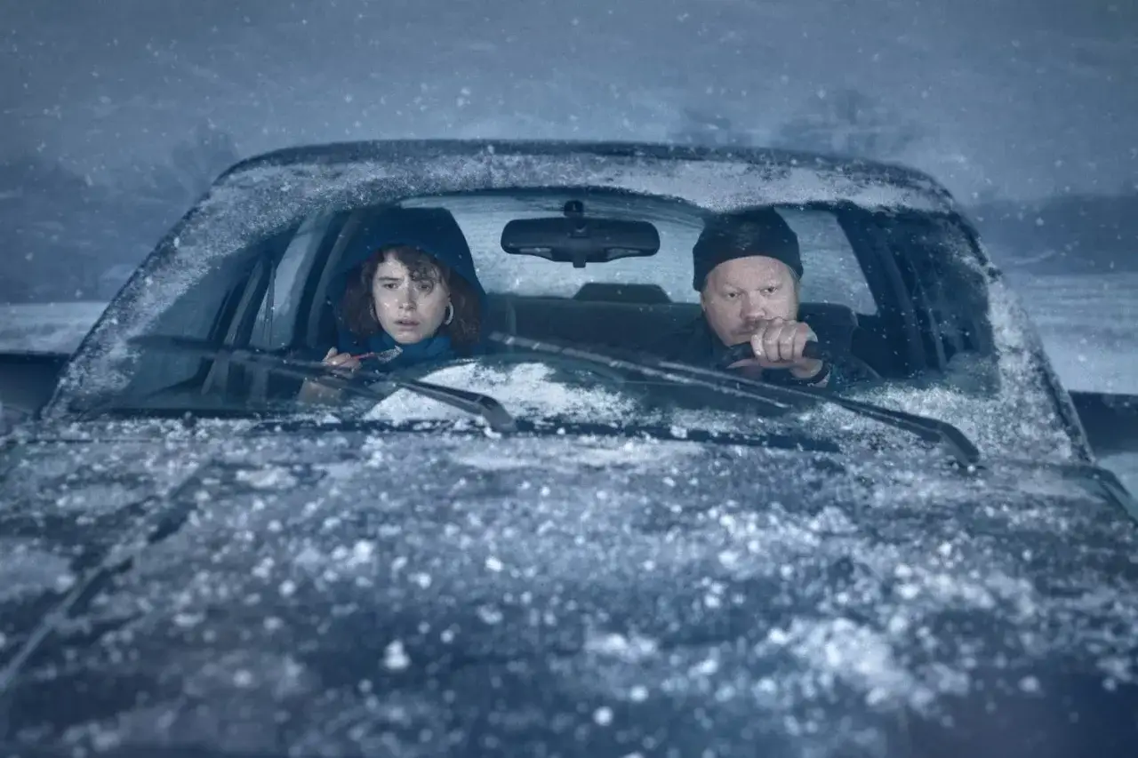 Due persone in auto, bloccate dalla neve. La donna guarda fuori con preoccupazione, l'uomo al volante. Sto pensando di finirla qui recensioni.