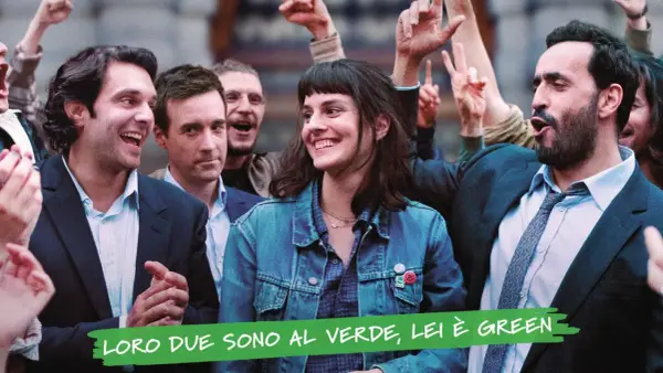 Un gruppo di persone festeggia, con una donna al centro che sorride. Le recensioni per "un anno difficile" potrebbero essere positive, dato l'entusiasmo.